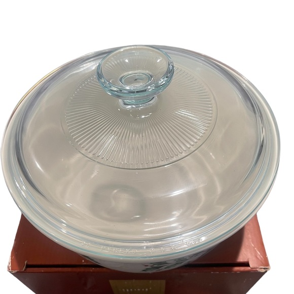 LENOX Holiday 1.5 Qt Round Covered Casserole - Picture 7 of 7